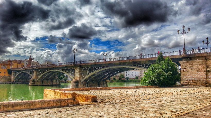 El sevillano Puente de Triana, inspirado en un puente parisino