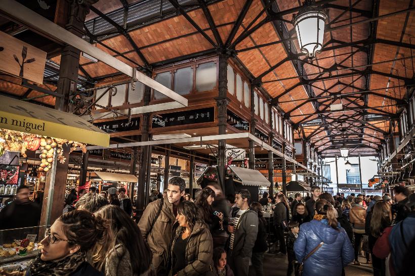 Mercado histórico de San Miguel, ven a tapear en el único mercado de hierro que aún se conserva en Madrid