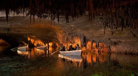 Las Cuevas del Drach y su gran lago subterrneo, msica clsica y paseo romntico en barca