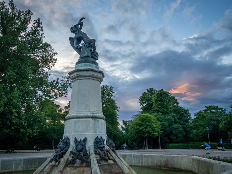 Monumento al ngel Cado, una de las pocas estatuas del mundo dedicadas a Lucifer