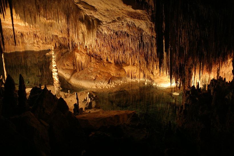 Las Cuevas del Drach y su gran lago subterráneo, música clásica y paseo romántico en barca