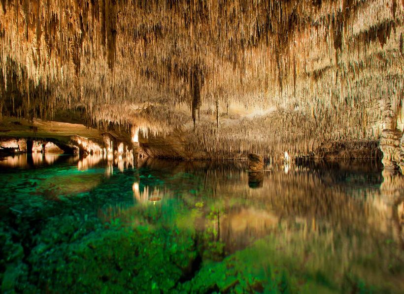 Las Cuevas del Drach y su gran lago subterráneo, música clásica y paseo romántico en barca