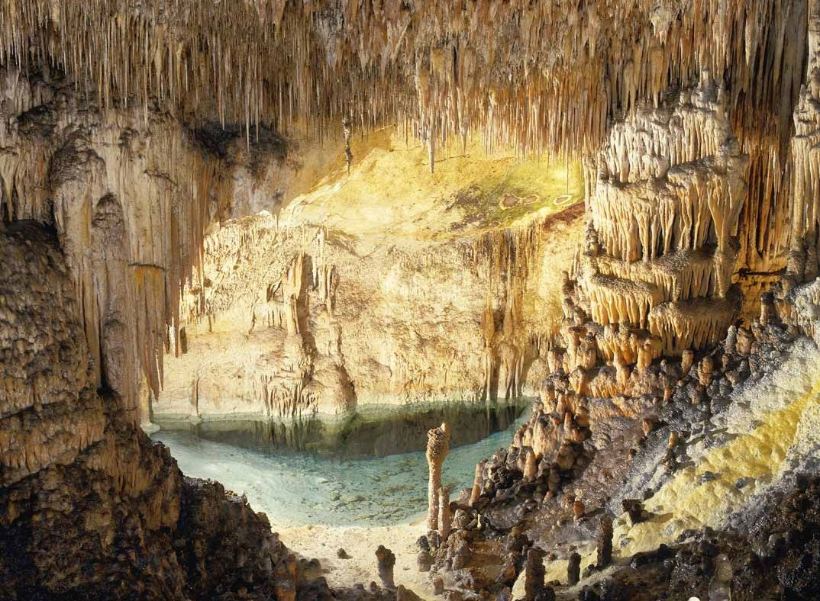 Las Cuevas del Drach y su gran lago subterráneo, música clásica y paseo romántico en barca