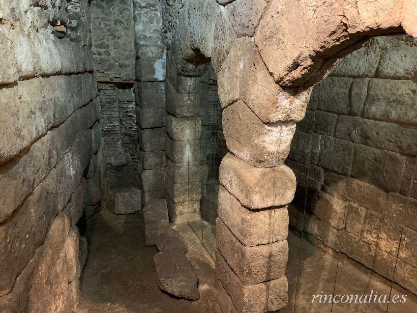 Las Cuevas de Hércules, antiguas cisternas romanas, iglesia medieval  y sus leyendas mágicas