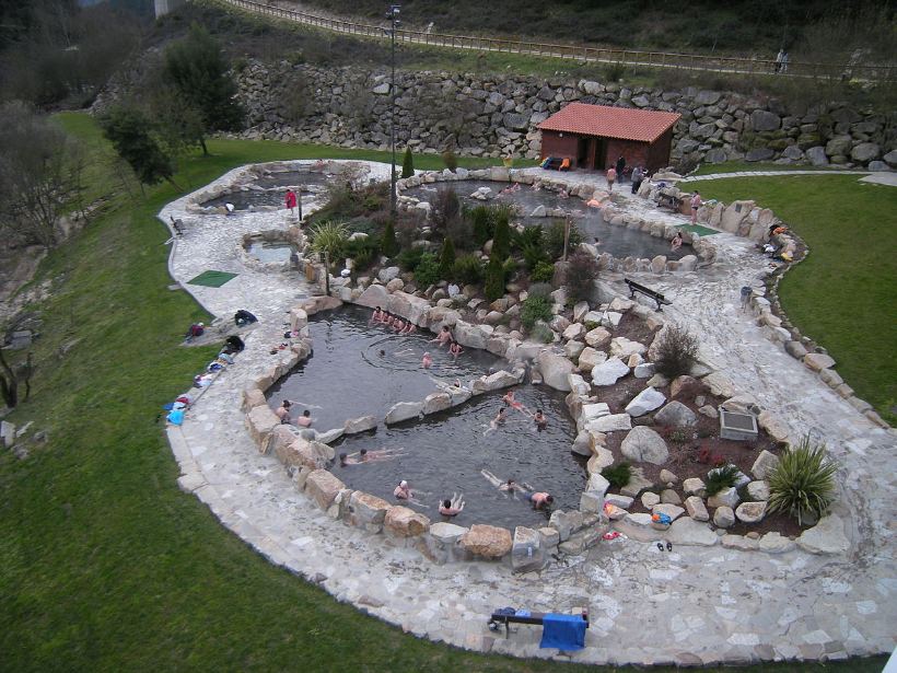 Conjunto de termas a la orilla del Miño en Orense, algunas son públicas y gratuitas