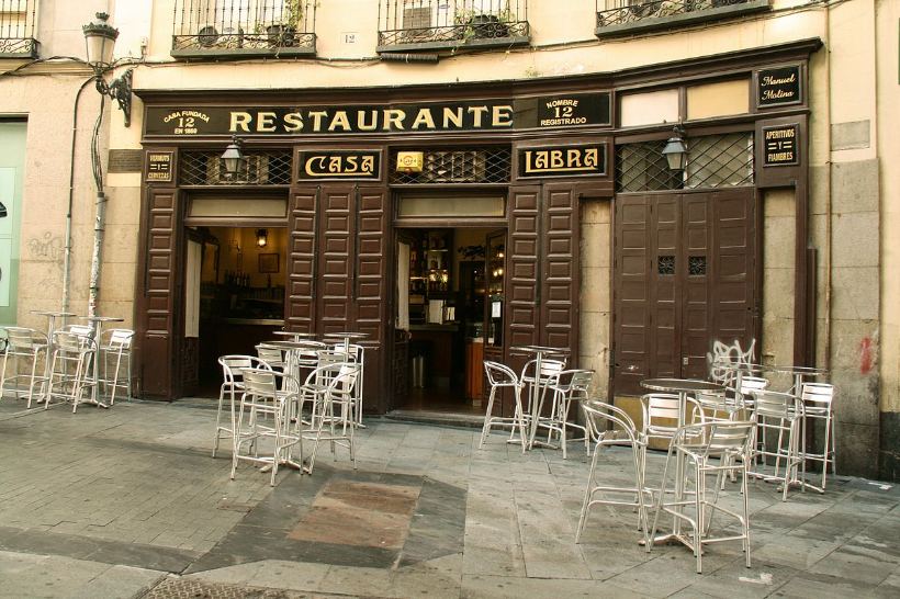 La taberna centenaria Casa Labra y sus ricas tapas de bacalao