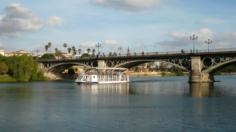 El sevillano Puente de Triana, inspirado en un puente parisino