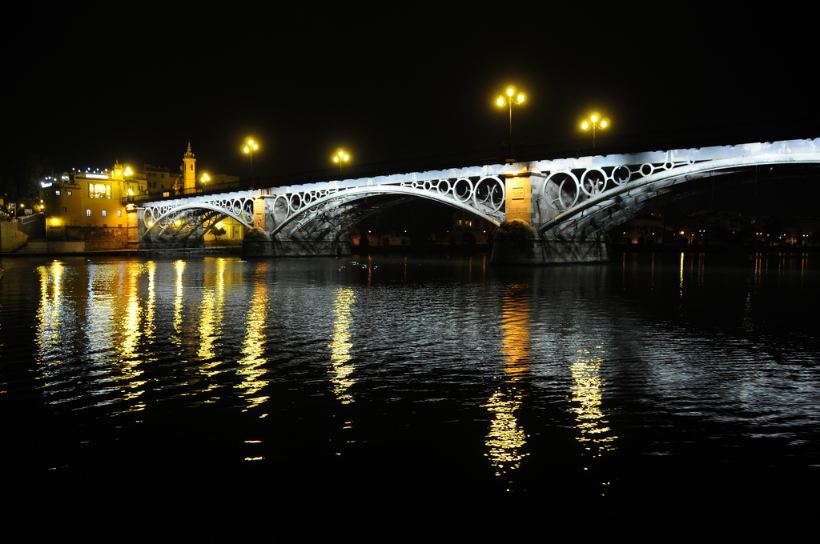 El sevillano Puente de Triana, inspirado en un puente parisino