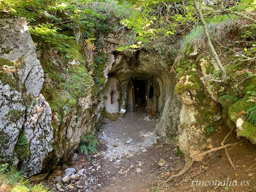 Ruta de la Cueva de la Vieja del Monte, tradición, leyenda y naturaleza, en el hayedo de las Viescas en Riaño