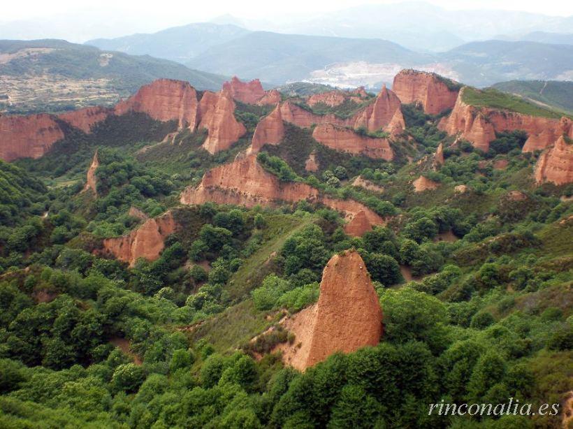 Visitar las Médulas, un paisaje resultado de la mayor mina de oro a cielo abierto romana en el Bierzo 