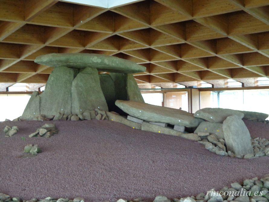 El Dolmen de Dombate, descubre los curiosos petroglifos y pinturas rupestres de su interior