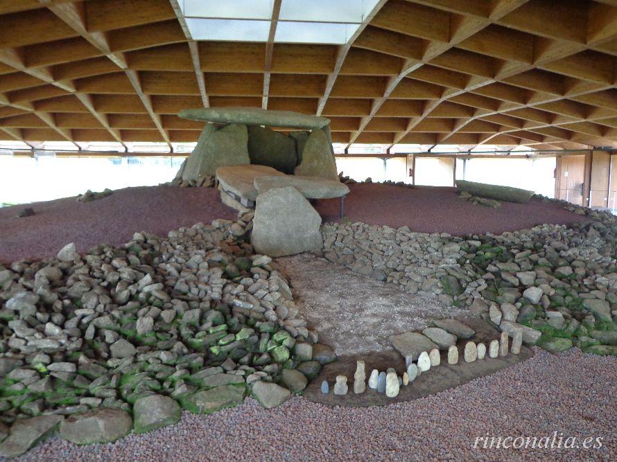 El Dolmen de Dombate, descubre los curiosos petroglifos y pinturas rupestres de su interior