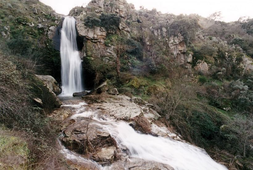 Cascada del pozo airón, de aproximadamente unos 20 metros de altura