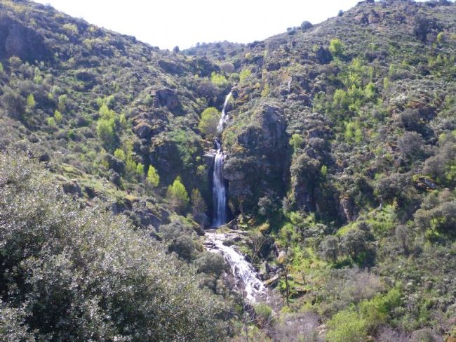 Cascada del pozo airón, de aproximadamente unos 20 metros de altura
