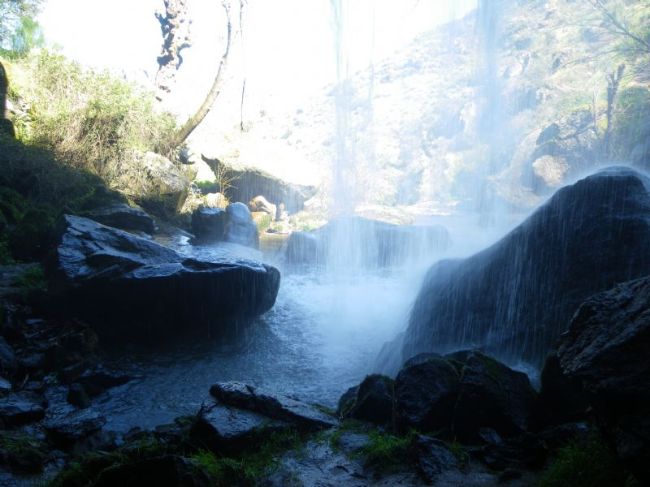 Cascada del pozo airón, de aproximadamente unos 20 metros de altura