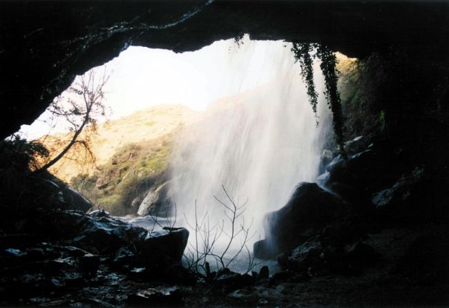 Cascada del pozo airón, de aproximadamente unos 20 metros de altura