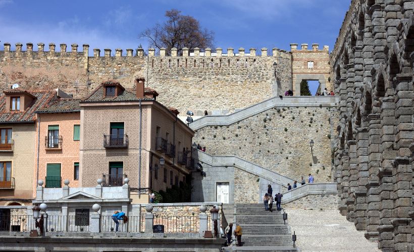 El Acueducto de Segovia, la leyenda de la aguadora y el diablo, sobre quién lo construyó