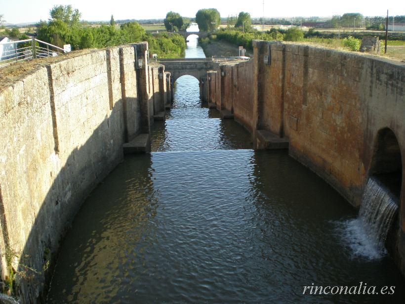 Canal de Castilla a su paso por Frómista,  ingeniería hidráulica del siglo XVIII