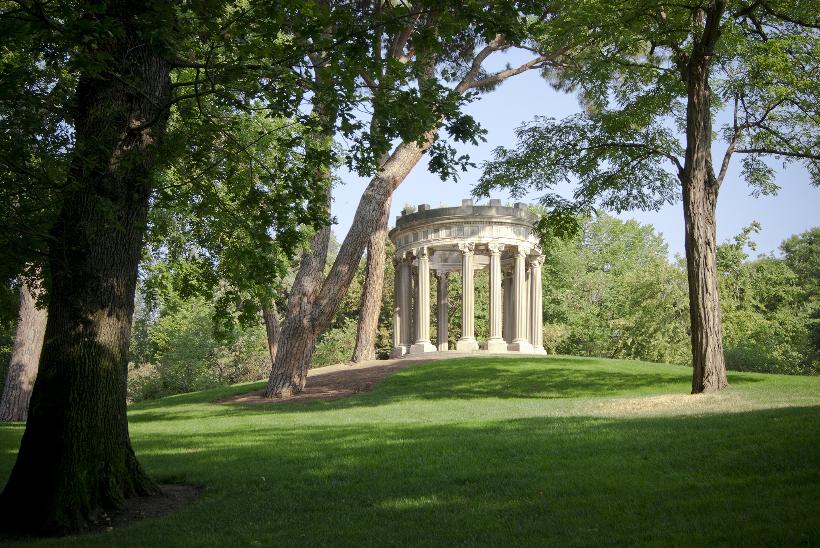 Jardín Histórico El Capricho, cuyo origen se remonta a finales del siglo XVIII