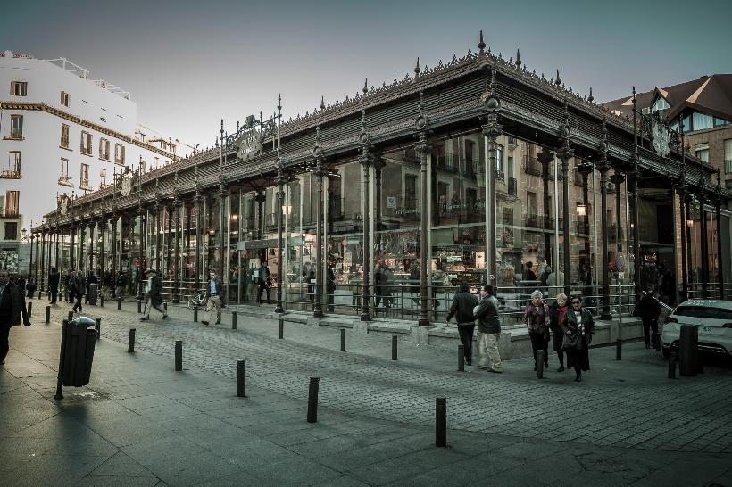 Mercado histórico de San Miguel, ven a tapear en el único mercado de hierro que aún se conserva en Madrid