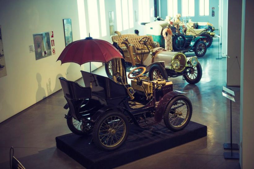 Museo automovilístico y de la moda, una curiosa mezcla, en un edificio histórico