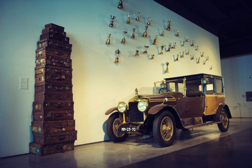 Museo automovilístico y de la moda, una curiosa mezcla, en un edificio histórico