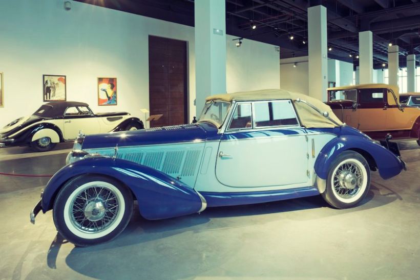 Museo automovilístico y de la moda, una curiosa mezcla, en un edificio histórico