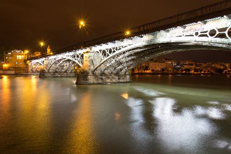 El sevillano Puente de Triana, inspirado en un puente parisino