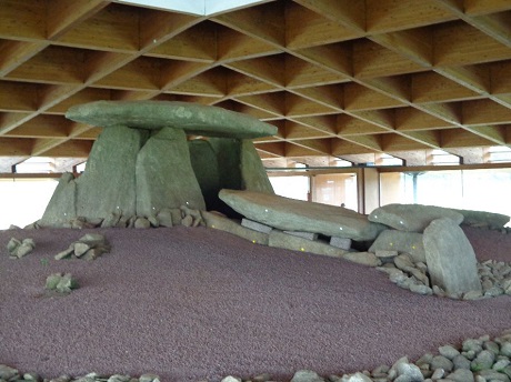 El Dolmen de Dombate, descubre los curiosos petroglifos y pinturas rupestres de su interior