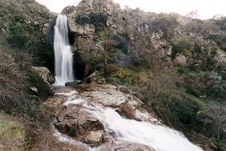 Cascada del pozo airón, de aproximadamente unos 20 metros de altura