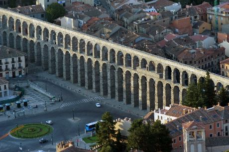 El Acueducto de Segovia, la leyenda de la aguadora y el diablo, sobre quién lo construyó