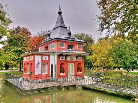 Jardín Histórico El Capricho, cuyo origen se remonta a finales del siglo XVIII